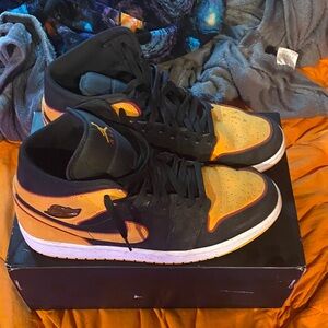 Jordan Men's Black and Gold Sneakers